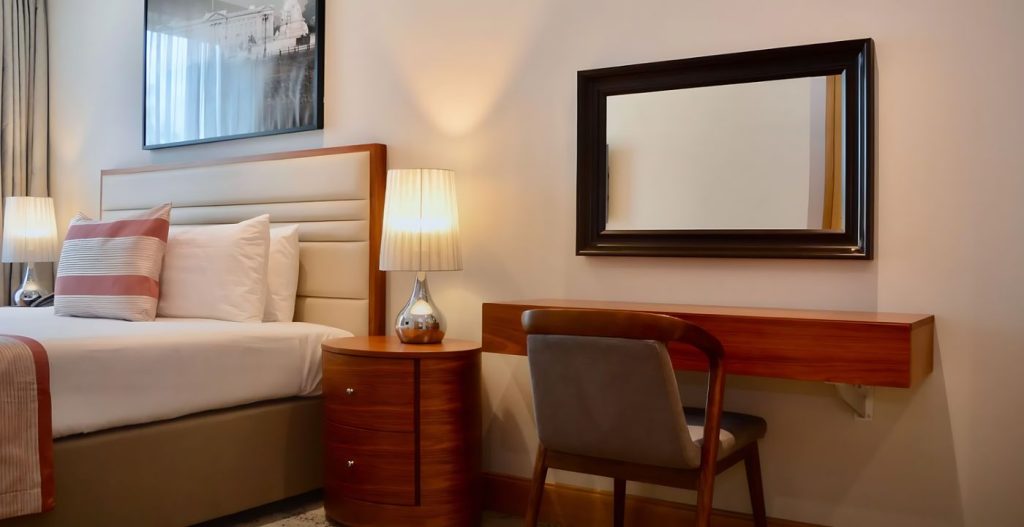 Serviced Apartment With Desk